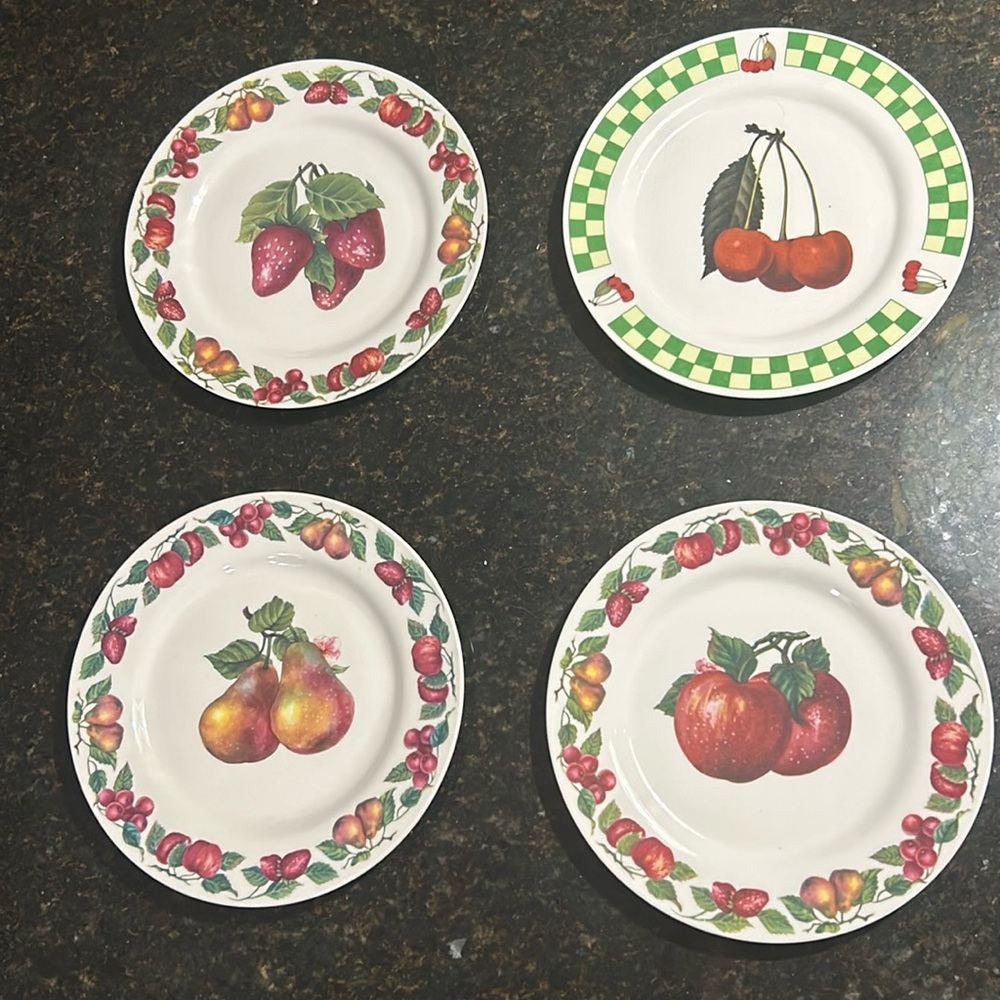 Set of 4 vintage dinner plates with fruit design